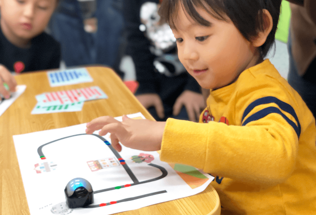 オゾボットでプログラミングを学ぶ生徒さん