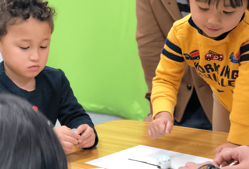 オゾボットでプログラミングを学ぶ2人の生徒さん