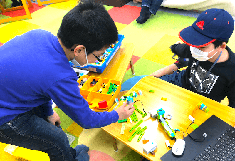 熱心にロボットプログラミングに取り組む生徒さん