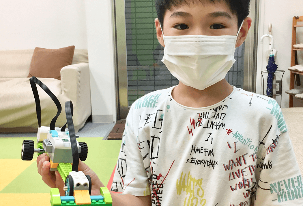 レースカーを頑張って作った小学生の生徒さん