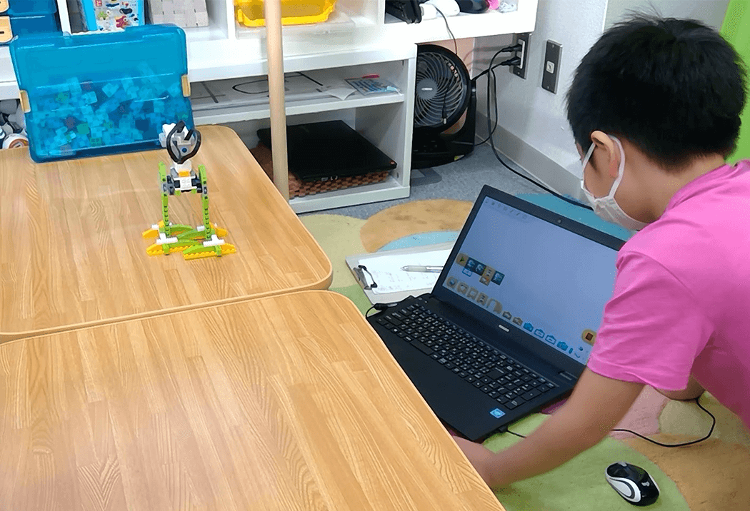 ロボットにプログラミングをする生徒さん