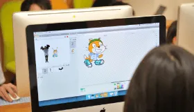 スクラッチをする小学生の生徒さん