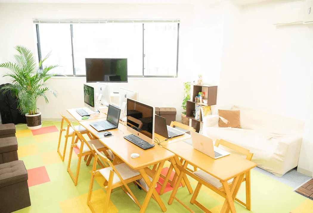 教室でスクラッチを教える先生