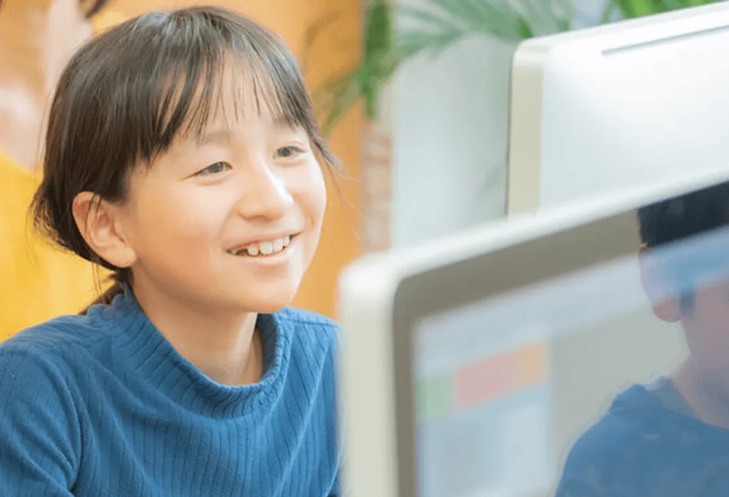 笑顔でプログラミングをしている生徒さん