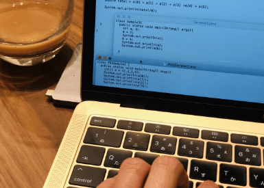 プログラミングのお仕事をしているエンジニア