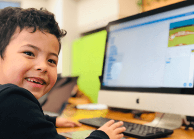 パソコンに触れる生徒さん