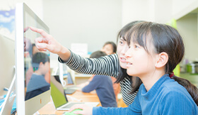 先生が画面を指して教えています