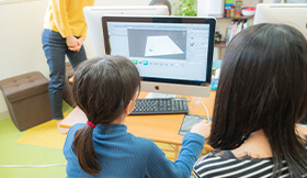 生徒さんが一人でプログラミングをしています