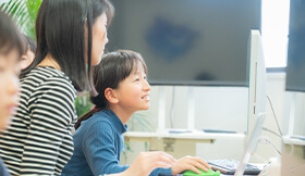 楽しく笑顔でプログラミングをしています