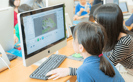 Unityを先生と生徒さんが一緒に勉強をしている写真